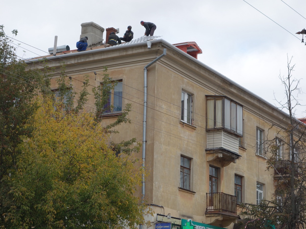 Roofing crew on a job — best roofing project management software for contractors